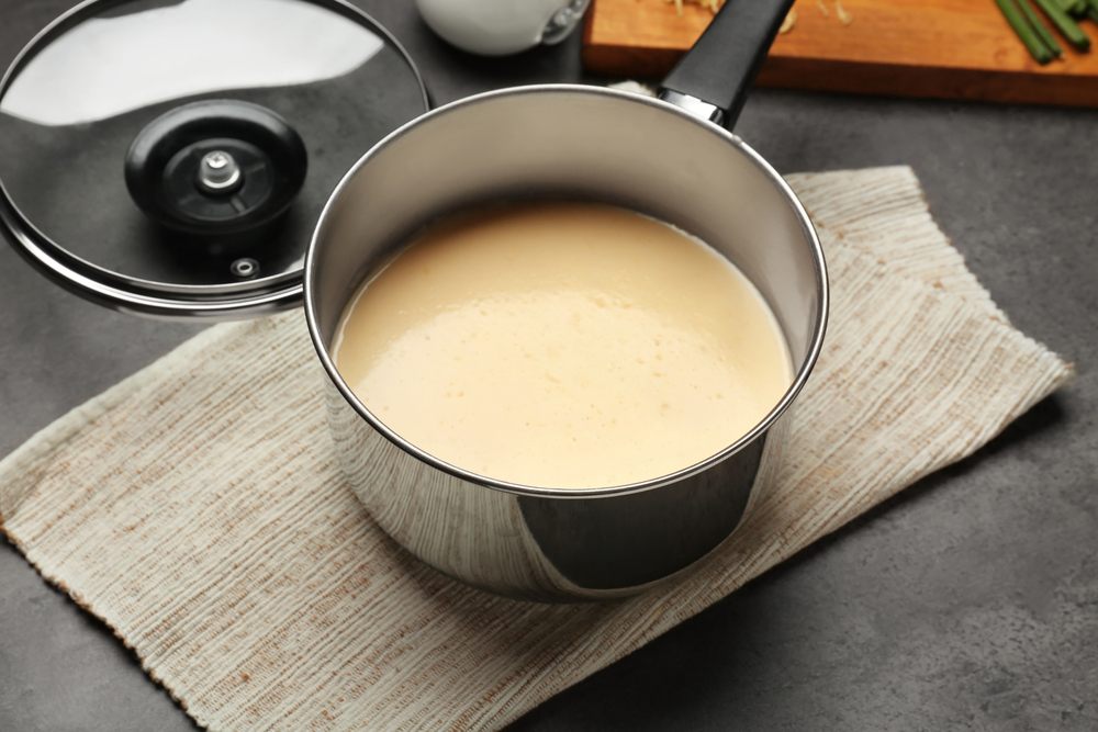 Cheesy-Vegan-Béchamel-sauce